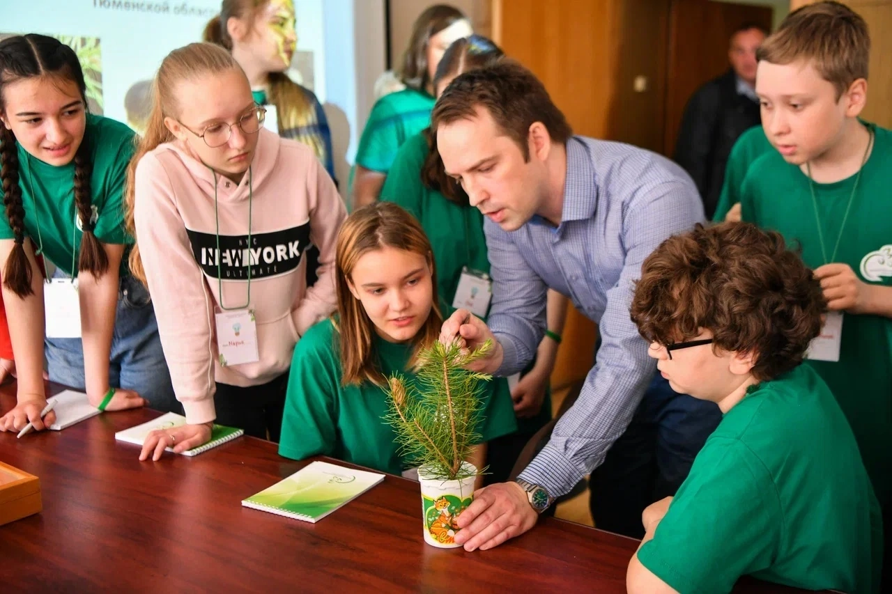 К.б.н. Д.Е. Галич показывает юннатам гусениц сибирского шелкопряда