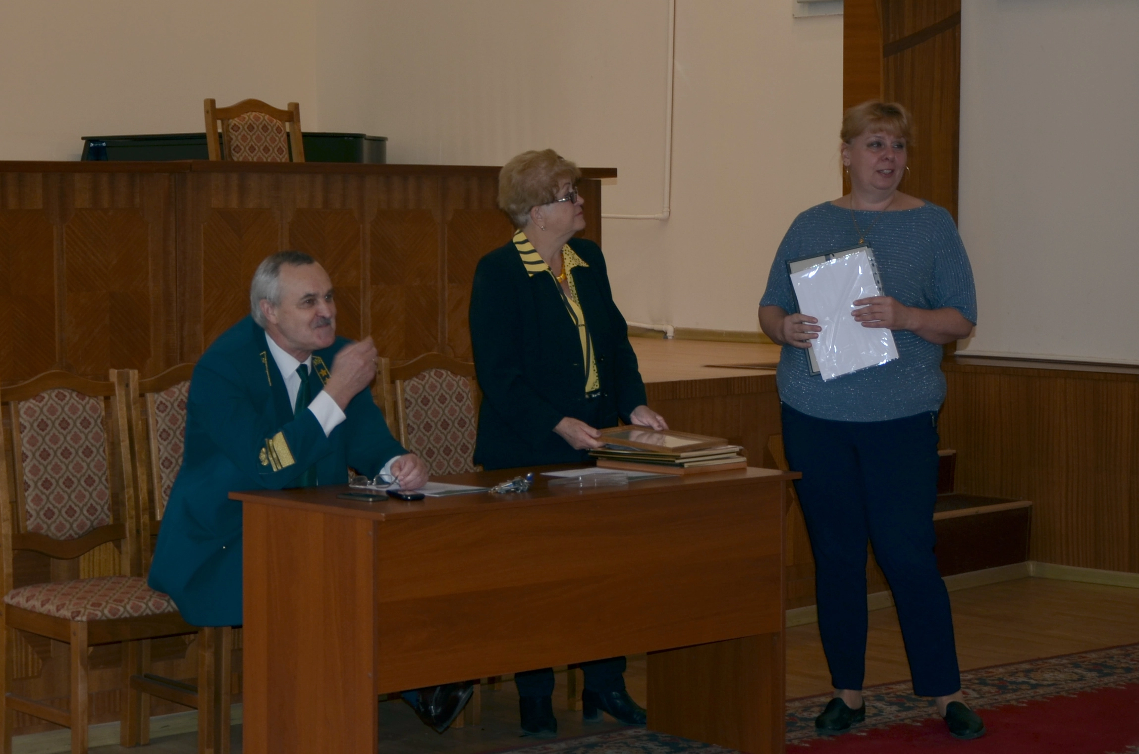 Вручение почетной грамоты от профсоюза Комаровой И.А.