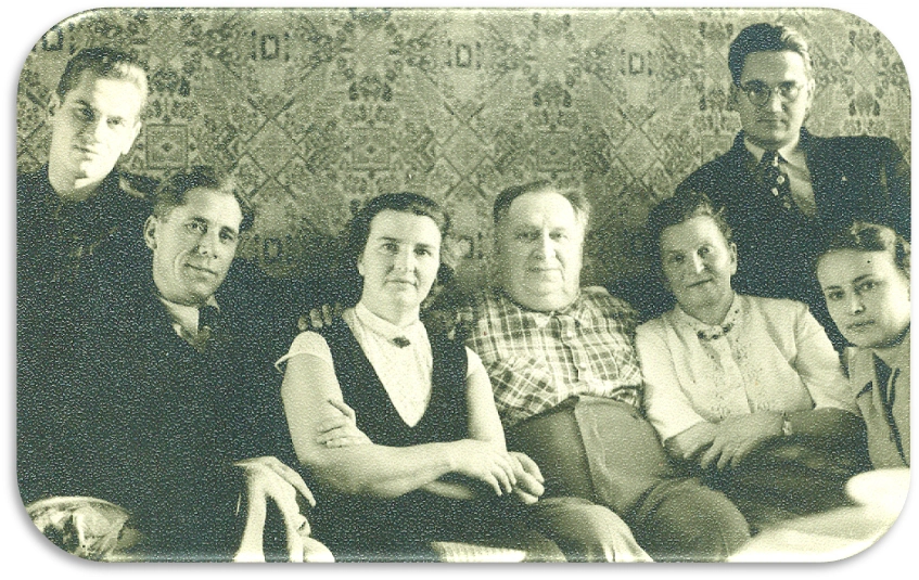 Яблоков А.С. в окружении учеников и коллег. 1963 год