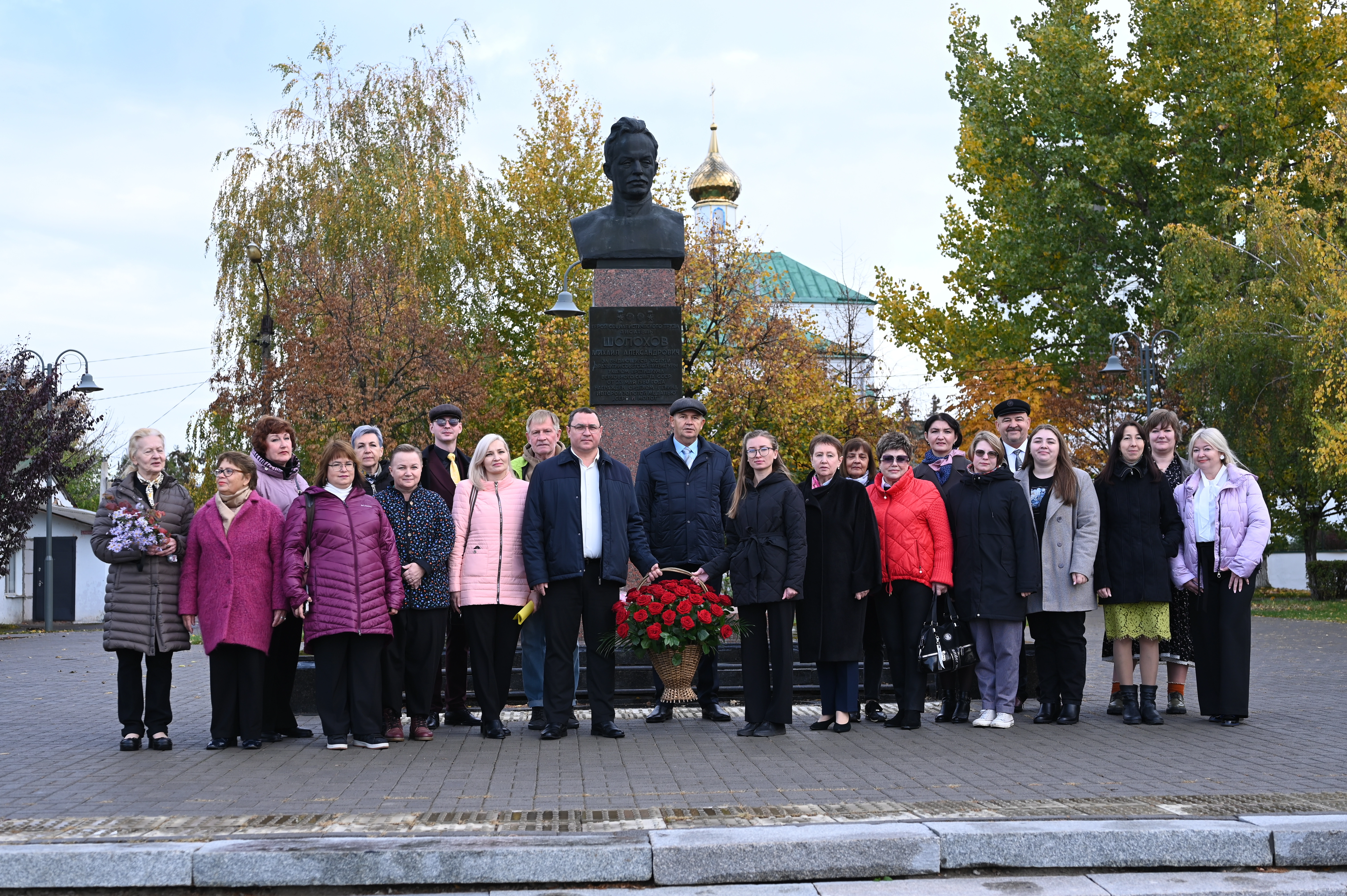 Возложение цветов к бюсту М.А. Шолохова